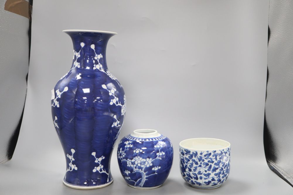 A Chinese blue and white 'prunus' vase, height 36.5cm, jar and a kangxi blue and white jar ( - Bild 3 aus 5