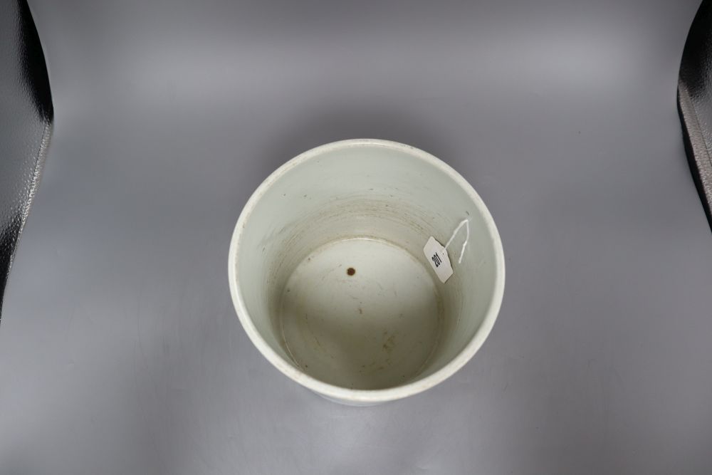 A Chinese blue and white brushpot, height 18cmCONDITION: There is heavy discoloured crazing - Bild 6 aus 8