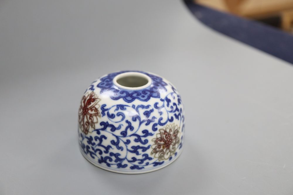 A Chinese beehive water pot, Qianlong mark but later, 4.5cm high - Bild 2 aus 4