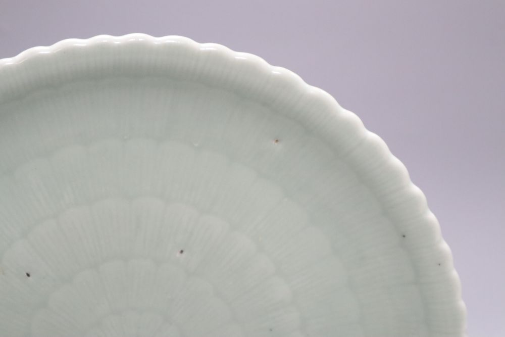 A Chinese celadon glazed dish, 18th / 19th century, Qianlong mark, diameter 28cmCONDITION: There are - Bild 2 aus 5