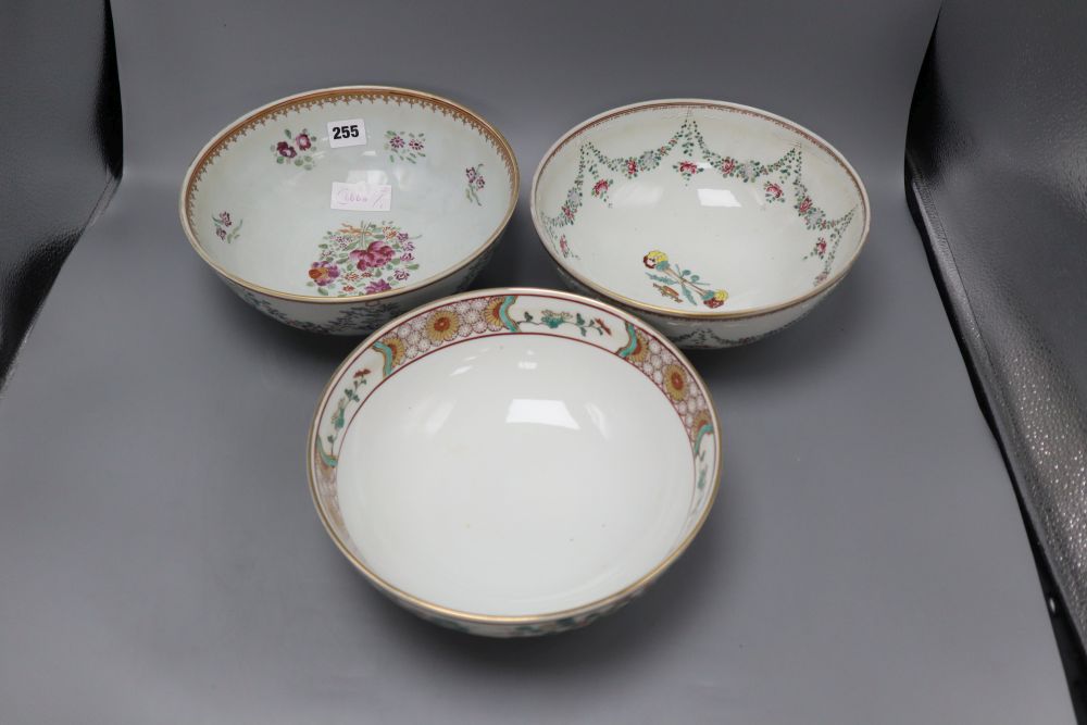 Two Samson famille rose bowls, in Qianlong style and a Japanese kutani bowlCONDITION: Both Samson - Bild 3 aus 8