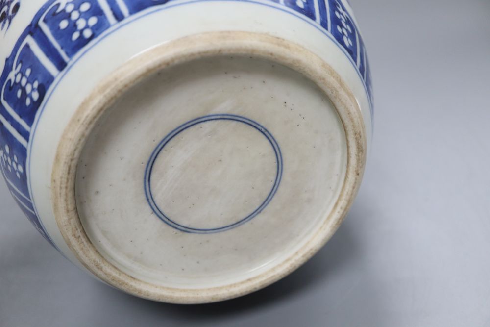 A Chinese blue and white jar and cover, 23.5cm high - Bild 4 aus 4