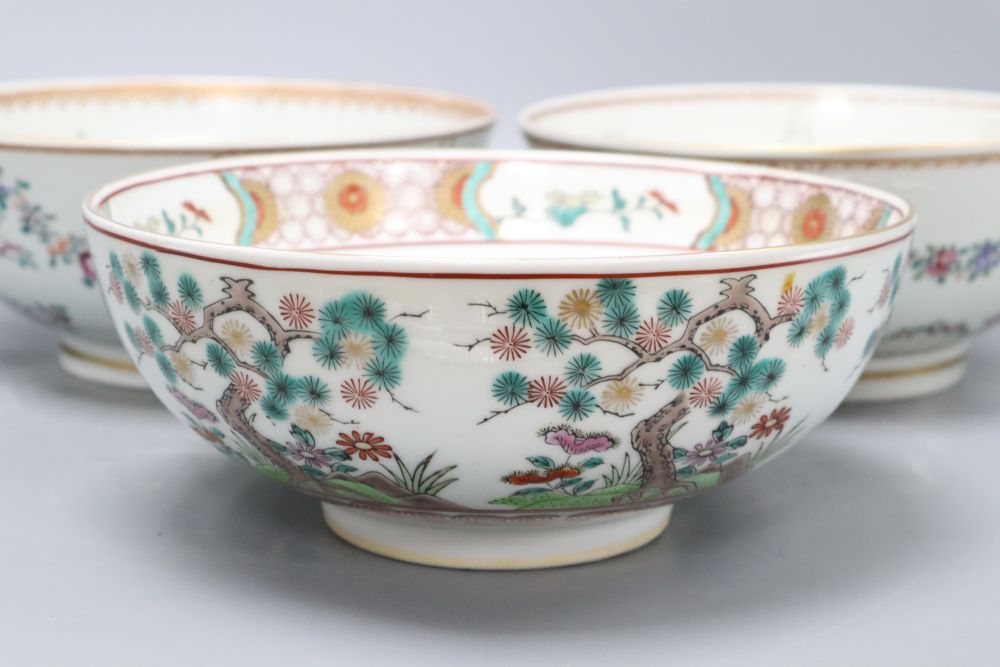 Two Samson famille rose bowls, in Qianlong style and a Japanese kutani bowlCONDITION: Both Samson - Bild 2 aus 8