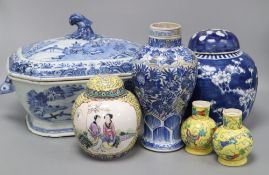 An 18th century Chinese blue and white tureen and cover, height 25cm, a Kangxi blue and white vase