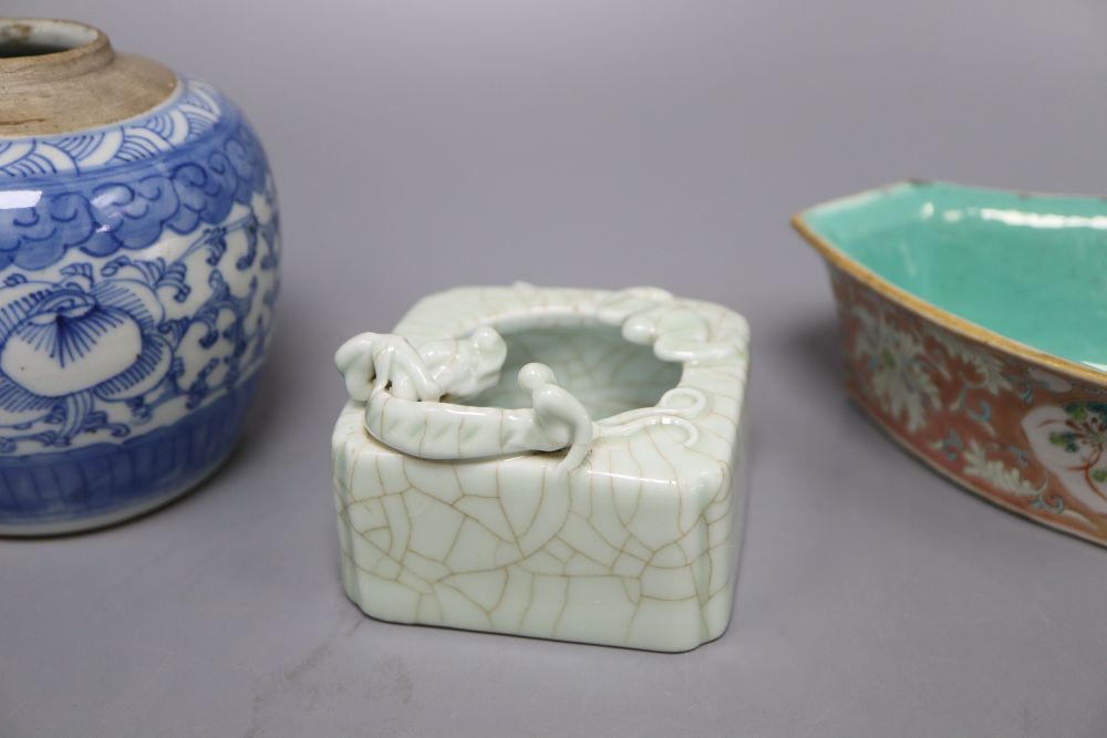 A Chinese blue and white jar, a crackleglazed 'dragon' brush washer and an enamelled dish - Bild 3 aus 6