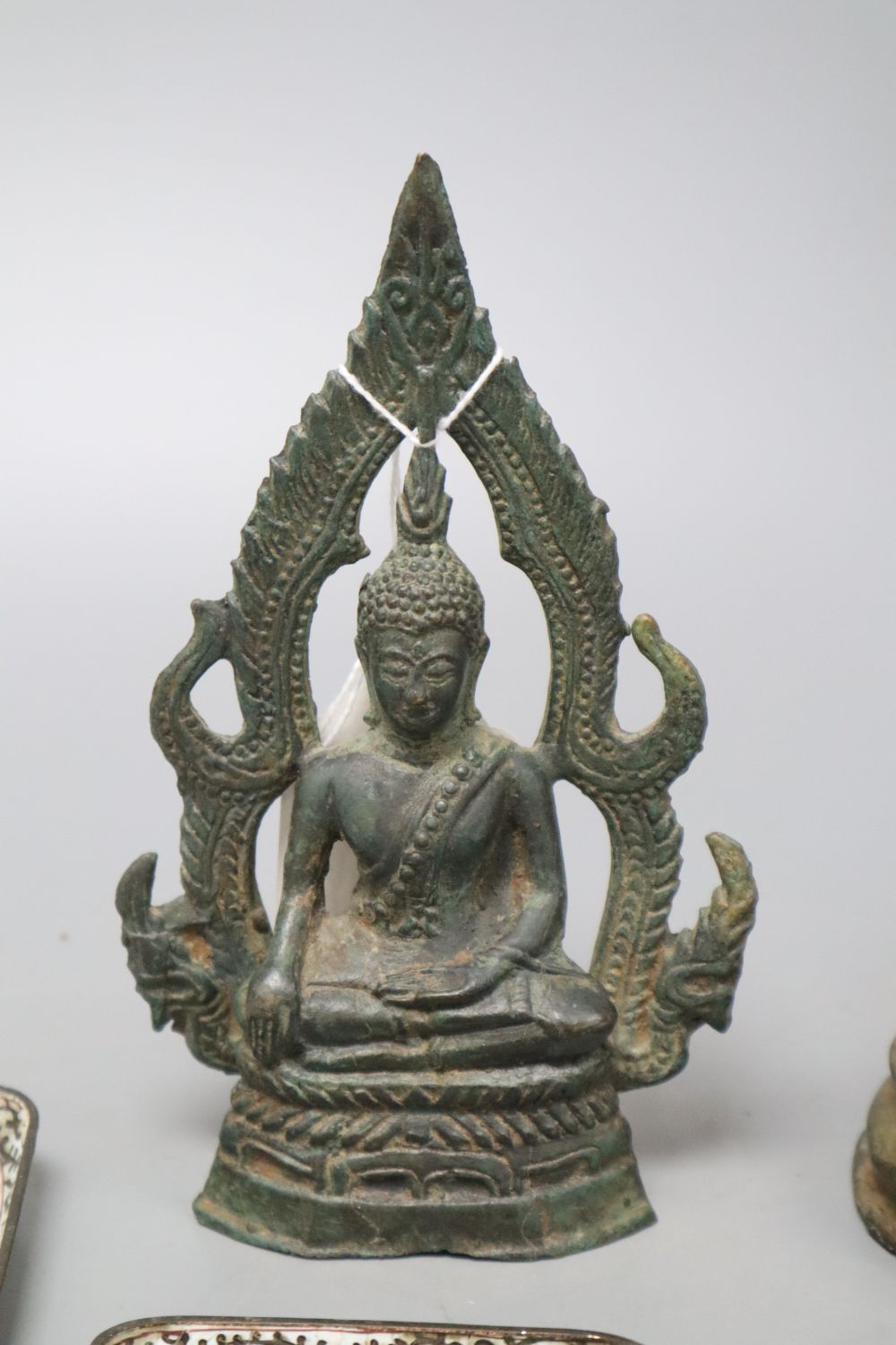 A 19th century bronze Thai standing figure, a Thai bronze seated figure and four Canton enamel - Bild 6 aus 7