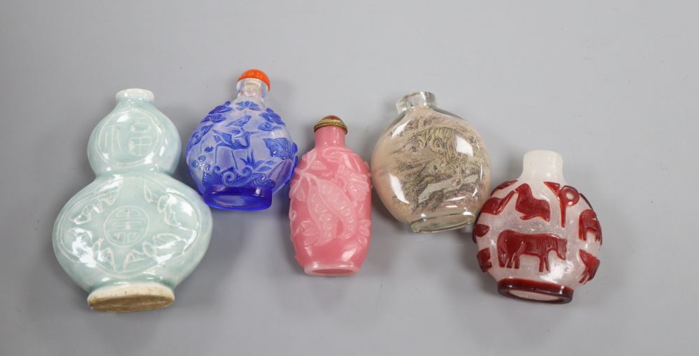 Five Chinese snuff bottles, Qing dynasty and later, tallest 10cm