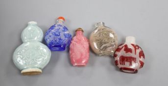 Five Chinese snuff bottles, Qing dynasty and later, tallest 10cm