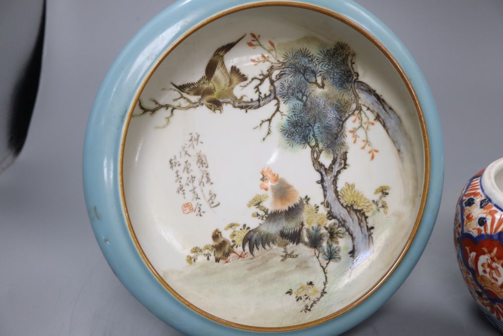A Chinese porcelain brushwasher decorated with cockerel and hawk together with an Imari jar, - Bild 2 aus 5