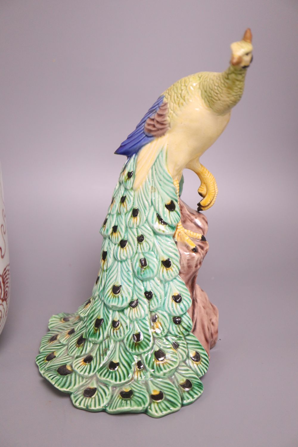 A Chinese famille verte bottle vase, an underglazed copper rouleau vase and a peacock, tallest 38cm - Bild 2 aus 7