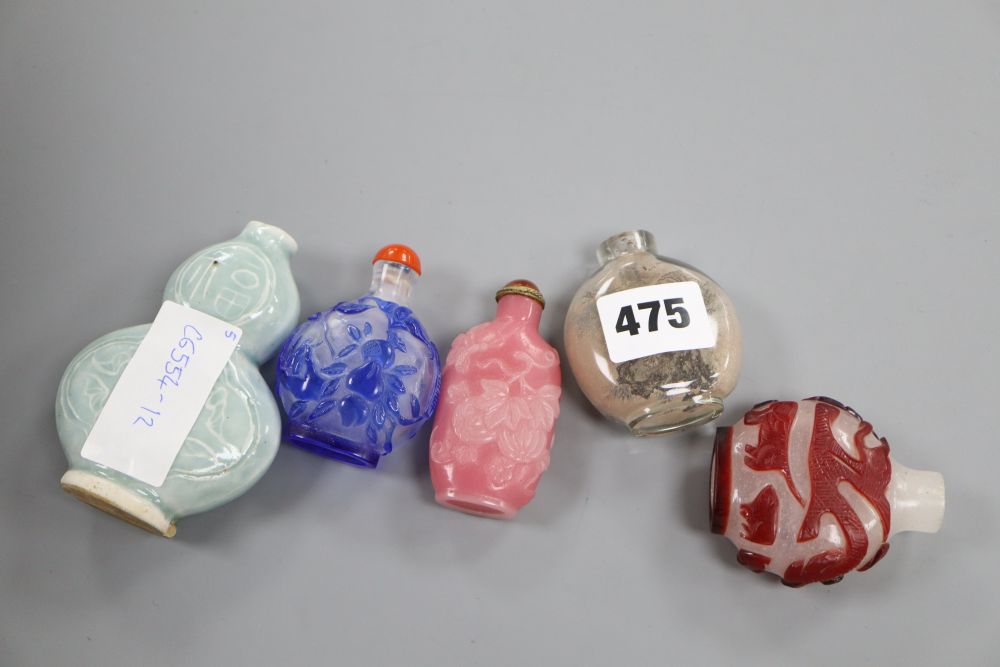 Five Chinese snuff bottles, Qing dynasty and later, tallest 10cm - Bild 2 aus 2
