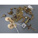 Mixed jewellery including a pair of yellow metal cufflinks (stamped 15), two 9ct pendants, one on