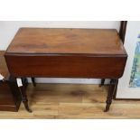 A Victorian mahogany Pembroke table, W.91cm, D.46cm, H.70cm