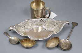 A late Victorian pierced silver oval dish, Sheffield, 1895, 25.2cm, a pair of silver salts, a silver