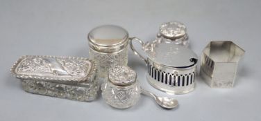 An Edwardian silver mustard pot, a silver napkin ring and four silver mounted cut glass toilet