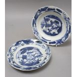 A pair of Chinese Kraak blue and white plates, Ming, diameter 20.5cm