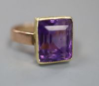 A yellow metal and amethyst set dress ring, size G, gross 4.3 grams.