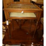 An Edwardian inlaid mahogany bijouterie table, 60 x 45cm