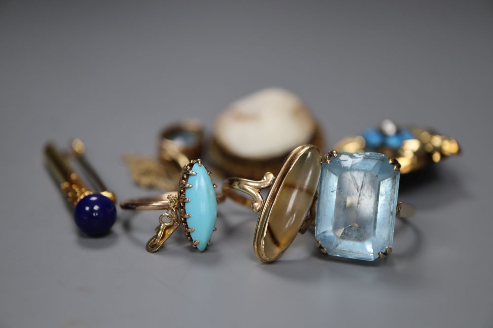 A collection of 9ct and mainly yellow metal jewellery, including lapis set bar brooch and three - Image 2 of 2