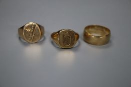 Three assorted 9ct gold rings including a wedding band, gross 24.1 grams.