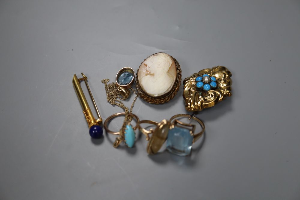 A collection of 9ct and mainly yellow metal jewellery, including lapis set bar brooch and three