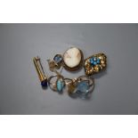 A collection of 9ct and mainly yellow metal jewellery, including lapis set bar brooch and three