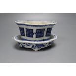 A Chinese blue and white flower pot and stand, Guangxu period (1875-1908), overall height 8cm