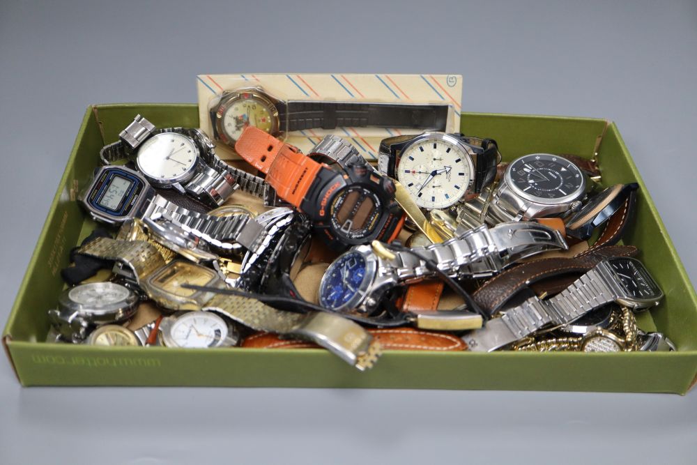 Thirty three assorted mainly gentleman's modern wrist watches including Fossil, Seiko, Casio and