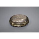 An 18th century gilt white metal and banded agate set snuff box, unmarked, 64mm.