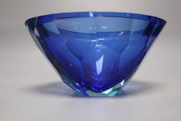 A Murano Sommerso green-blue facetted glass bowl, manner Flavio Poli, 19cm