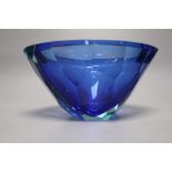 A Murano Sommerso green-blue facetted glass bowl, manner Flavio Poli, 19cm