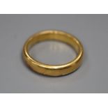 A late 1920's 22ct gold wedding band, size K, 6 grams.