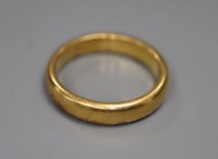 A late 1920's 22ct gold wedding band, size K, 6 grams.