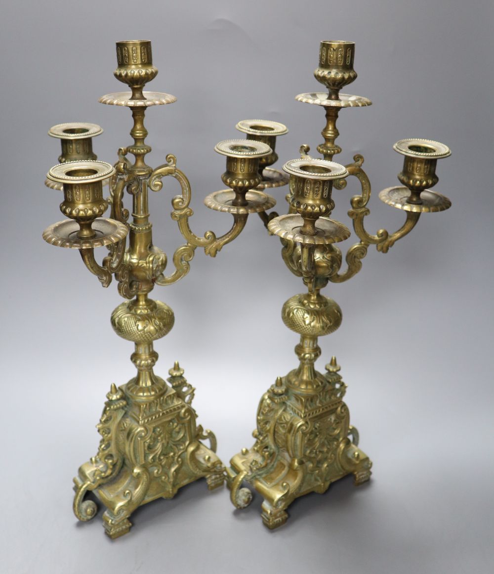 A pair of four light brass candelabra, height 41cm - Bild 3 aus 5