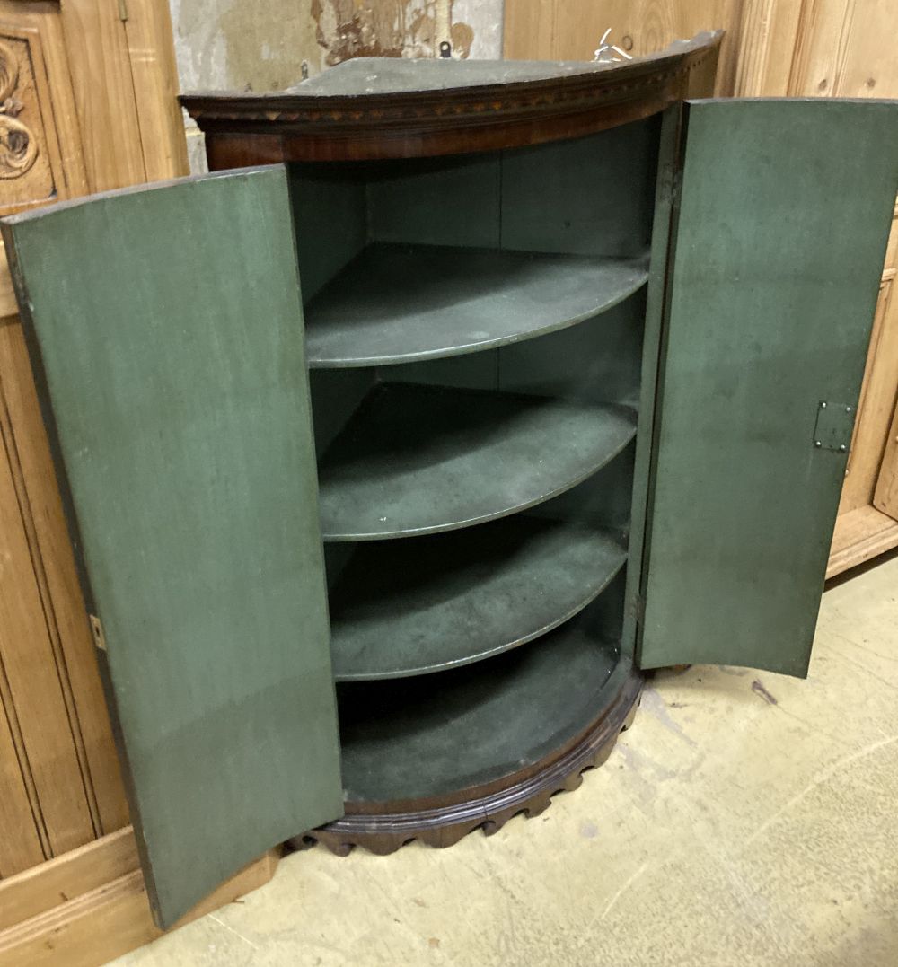 A George III mahogany corner bow front hanging corner cabinet, width 70cm, depth 50cm, height 107cm - Image 3 of 3