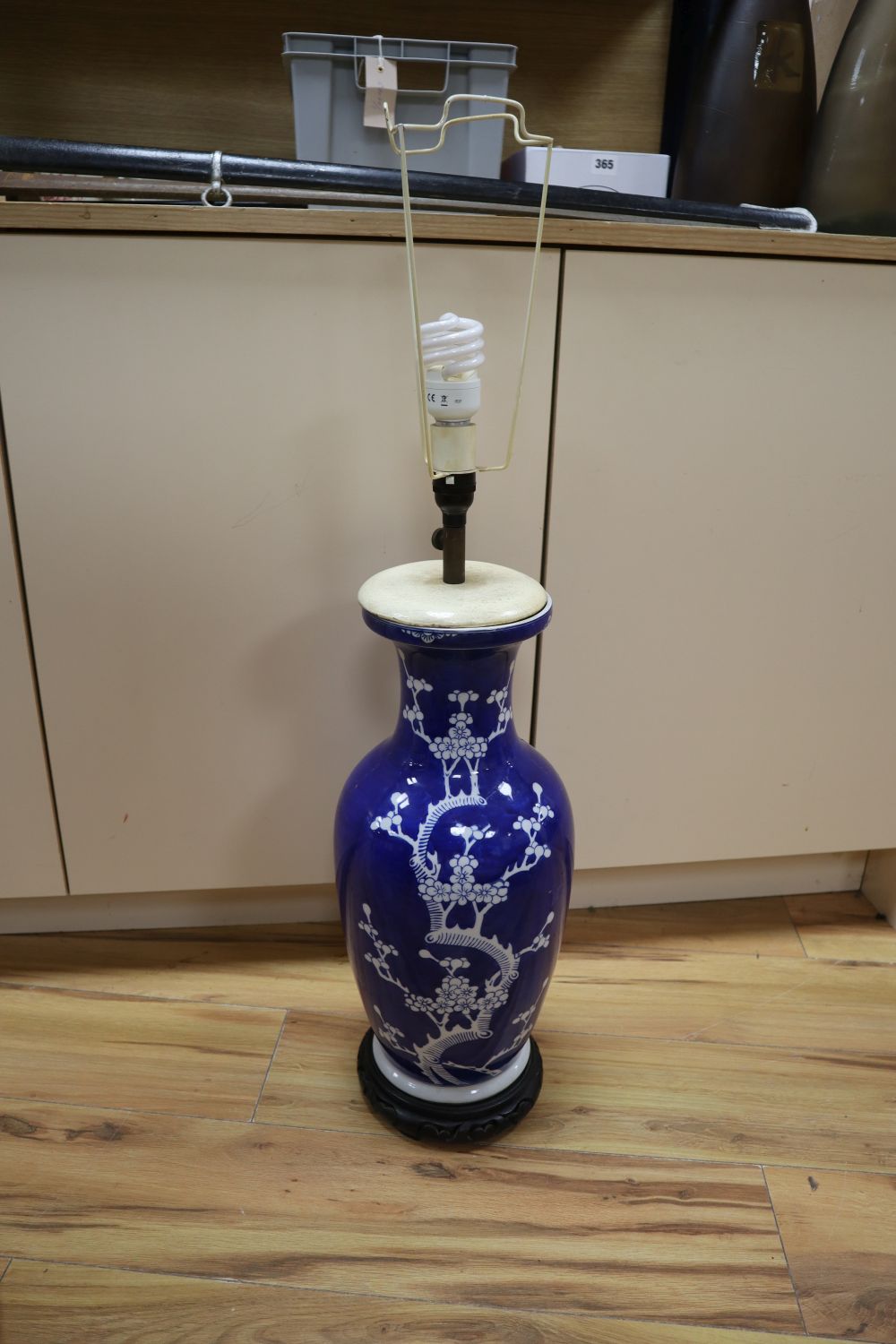 A large Chinese blue and white prunus vase, mounted as a table lamp, drilled base, total height - Bild 5 aus 5