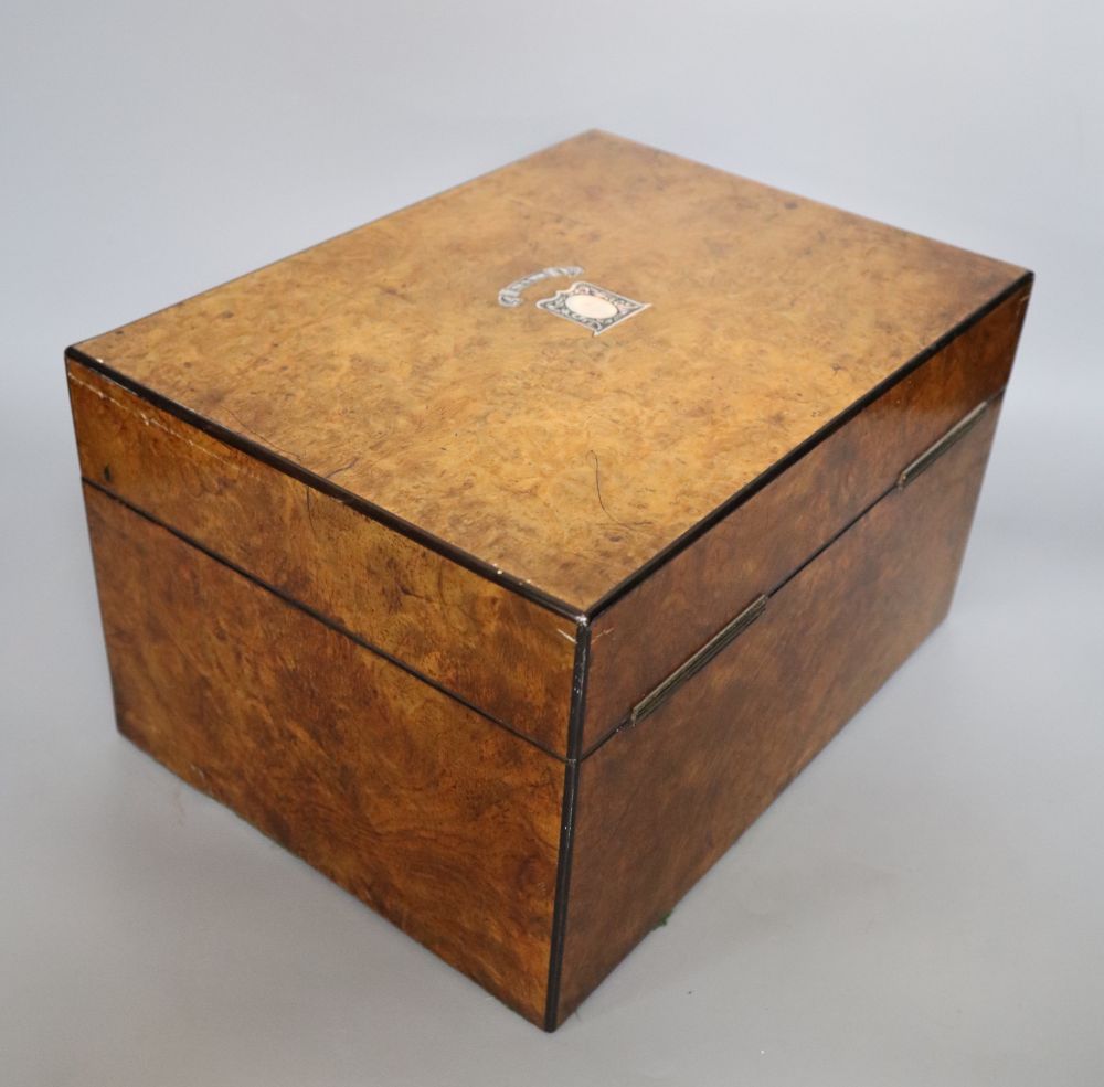 A Victorian walnut and abalone-inlaid toilet box containing plate-mounted fitments, 31cm wide - Bild 4 aus 7