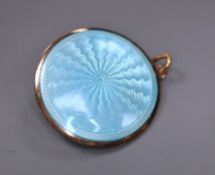 An Edwardian yellow metal, two colour enamel and seed pearl set circular pendant, 22mm, gross 5