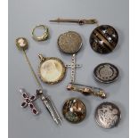 Mixed jewellery including two 9ct bar brooches, 585 pendant and ring, tortoiseshell pique brooch,