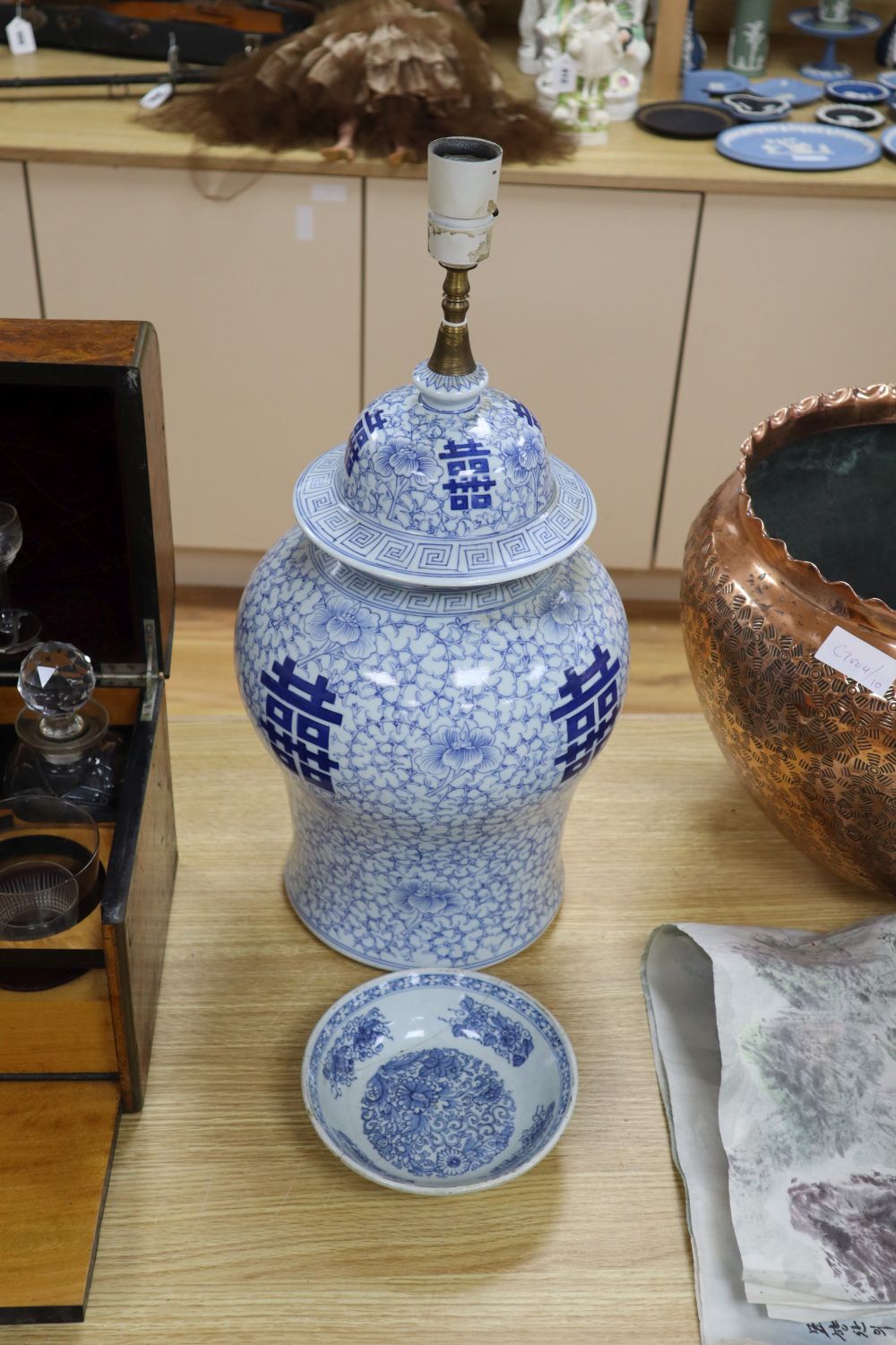 A Chinese blue and white 'shuangxi' lamp, 20th century and an 18th century Chinese blue and white - Bild 3 aus 3