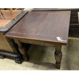 An 18th century style oak extending table, width 91cm, length 151cm extended, height 75cm