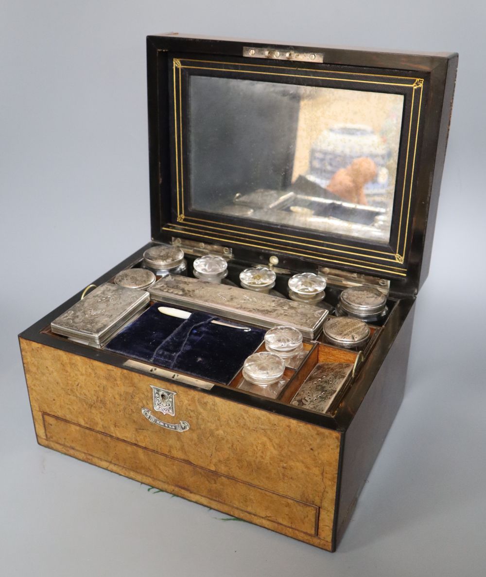 A Victorian walnut and abalone-inlaid toilet box containing plate-mounted fitments, 31cm wide - Bild 3 aus 7