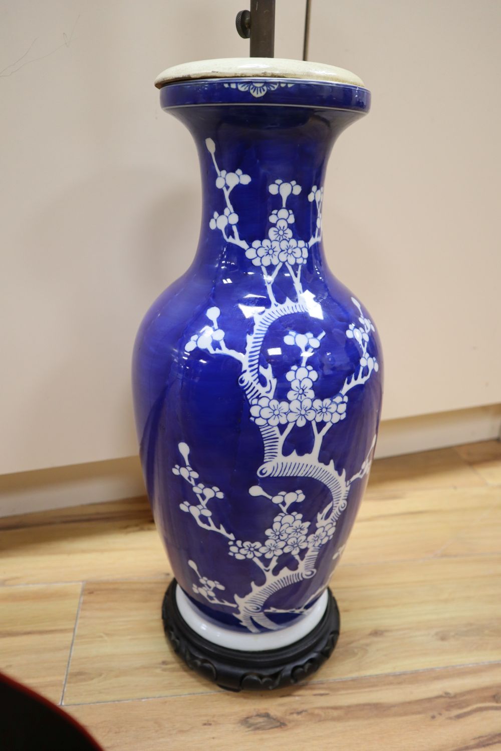 A large Chinese blue and white prunus vase, mounted as a table lamp, drilled base, total height - Bild 3 aus 5