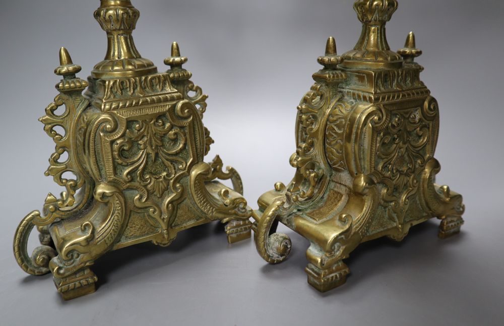 A pair of four light brass candelabra, height 41cm - Bild 4 aus 5