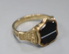 A late Victorian yellow metal and shield shaped banded agate set signet ring, size P/Q, gross 3.4