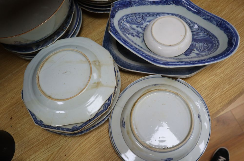 Twenty nine pieces of 19th century Chinese blue and white export porcelain to include dishes, plates - Image 4 of 4