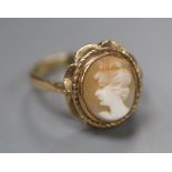 9ct gold and oval cameo shell set ring, carved with the bust of a lady to dexter, size K, gross 2.