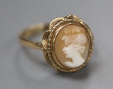 9ct gold and oval cameo shell set ring, carved with the bust of a lady to dexter, size K, gross 2.