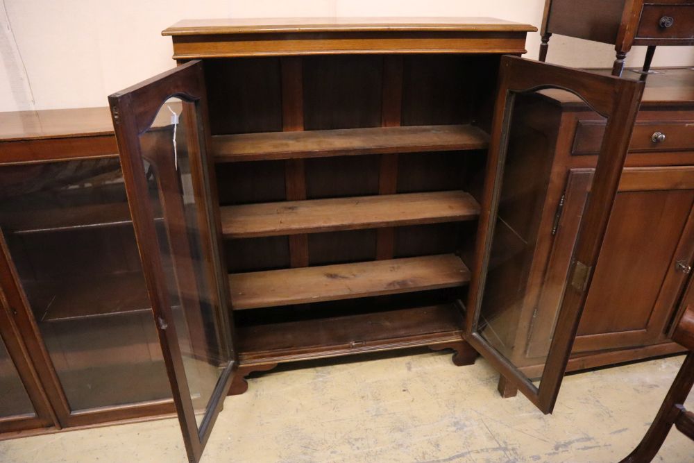 A late Victorian walnut two door glazed bookcase, width 102cm, depth 28cm, height 128cm - Image 3 of 4