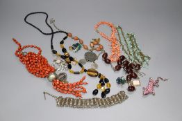 Assorted costume jewellery.